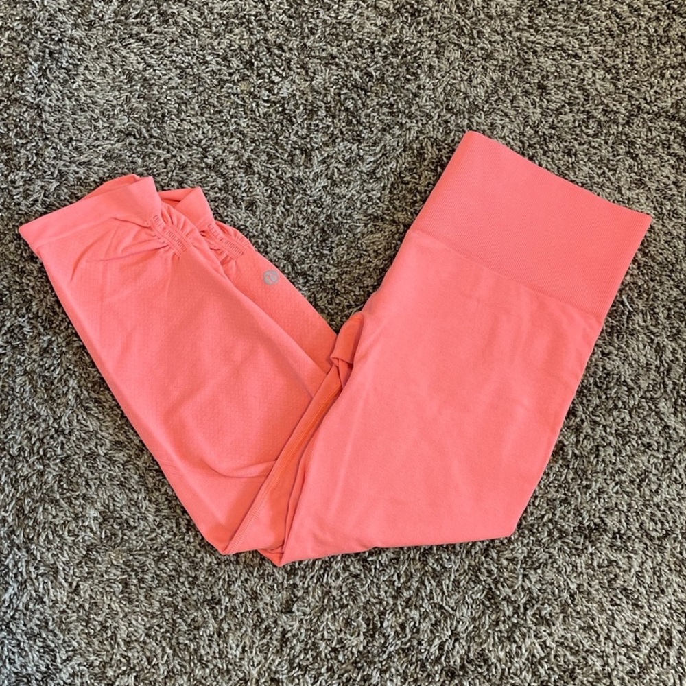 ✨Like new Lululemon Coral Cropped Leggings!!✨